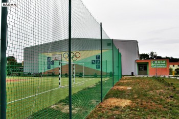 Siatka ochronna na boisko szkolne do piłki nożnej - osłona zabezpieczająca
